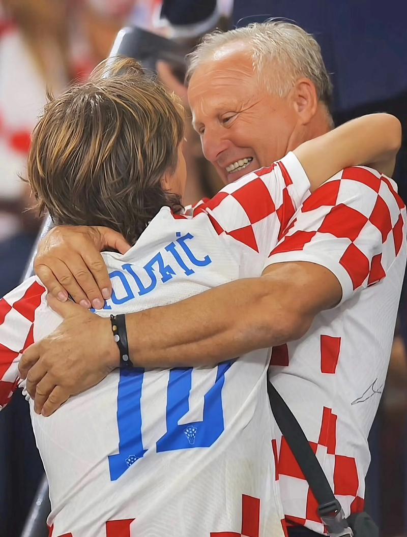 珍贵影像！17 岁姚明在乔丹训练营展现护筐威力