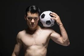 德州游骑兵队王牌德格罗姆在 2025 复出战中投出 10 颗 101 哩以上的火球